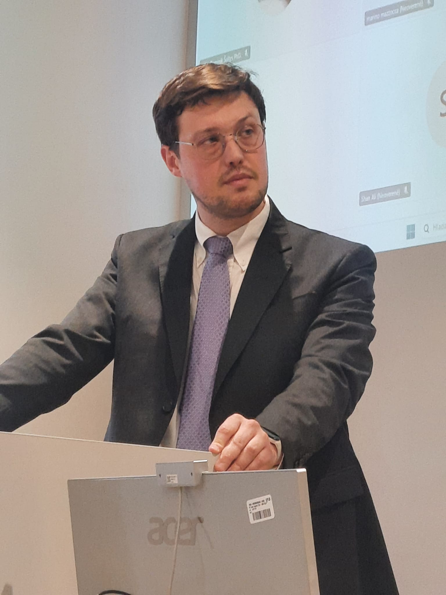 Un cristallo di ingrandimento su di un modello 3D di una rappresentazione grafica dei dati.